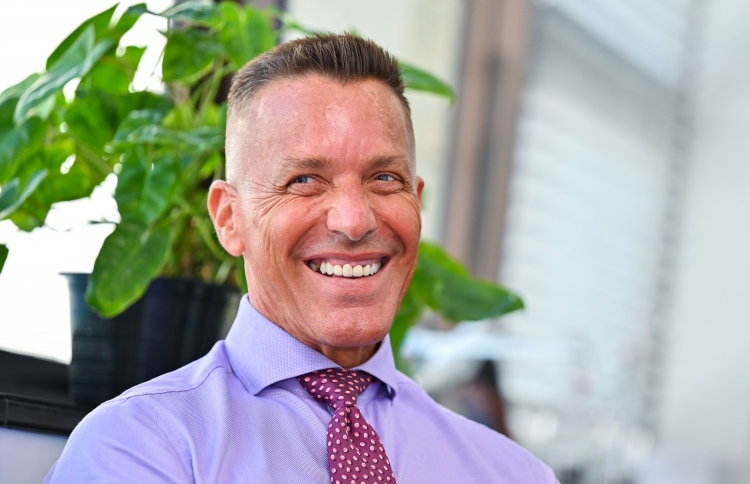 ކާލްގެ އަމާޒު: ކަސްޓަމަރުން ލޯބިވާ ބޭންކަކަށް ހެދުން