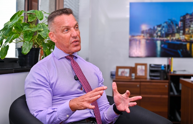 "ކާޑު ލިމިޓު ކަނޑާނުލެވެނީ ޑޮލަރު މައްސަލައާ ހެދި"