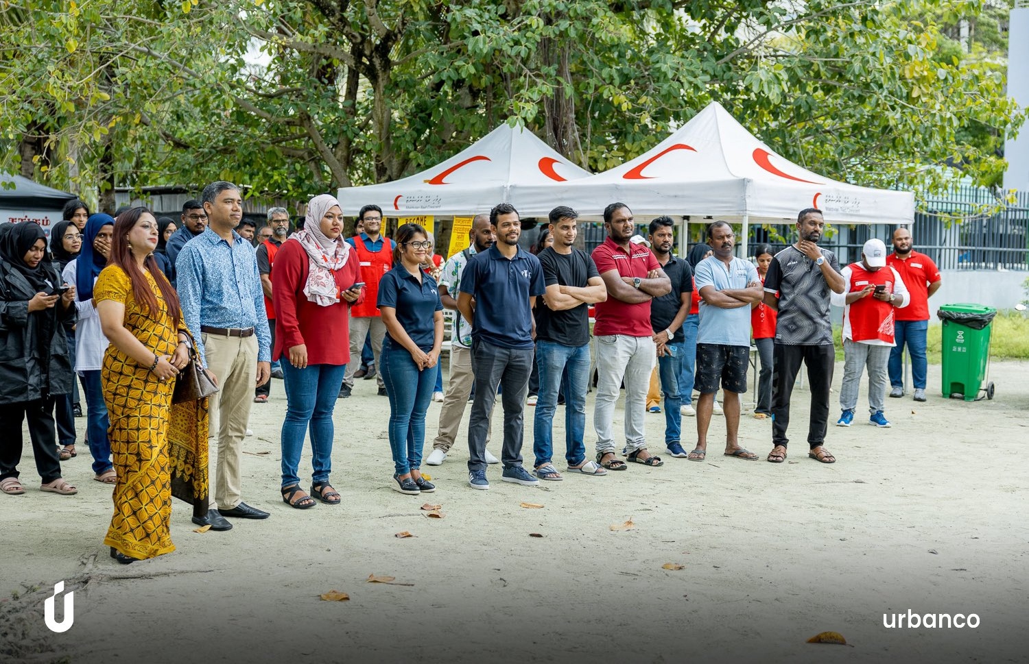 ހުޅުމާލޭގައި މިދިޔަ ހުކުރު ދުވަހު ބޭއްވި މެޑިކަލް ސްކްރީނިންގައި ބައިވެރިވި ބަޔަކު.-- ފޮޓޯ: އާބަންކޯ