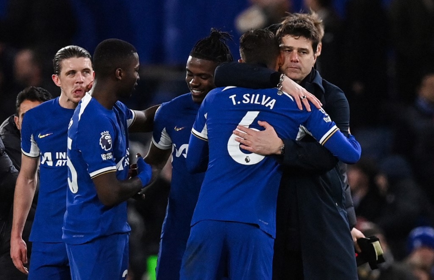 މެޗުން މޮޅުވުމުން ޗެލްސީގެ ކޯޗު ޕޮޗެޓީނޯ އާއި ބައެއް ކުޅުންތެރިން ދަނޑުމަތީގައި އުފާފާލު ކުރަނީ.-- ފޮޓޯ: އޭއެފްޕީ