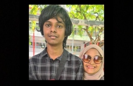 ހަދީޖާ އިބްރާހީމް (ކުޑަ ހައްޖަ) އޭނަގެ ދަރިފުޅު މުހައްމަދު ޝިފާޒް ޒަބީރު އާއެކު: އޭނާ ނިޔާވީ އިއްޔެ.--