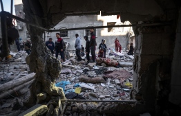 People inspect the damage following Israeli bombardment in Rafah on the southern Gaza Strip on December 29, 2023, amid the ongoing battles between Israel and the Palestinian militant group hamas. -- Photo: AFP