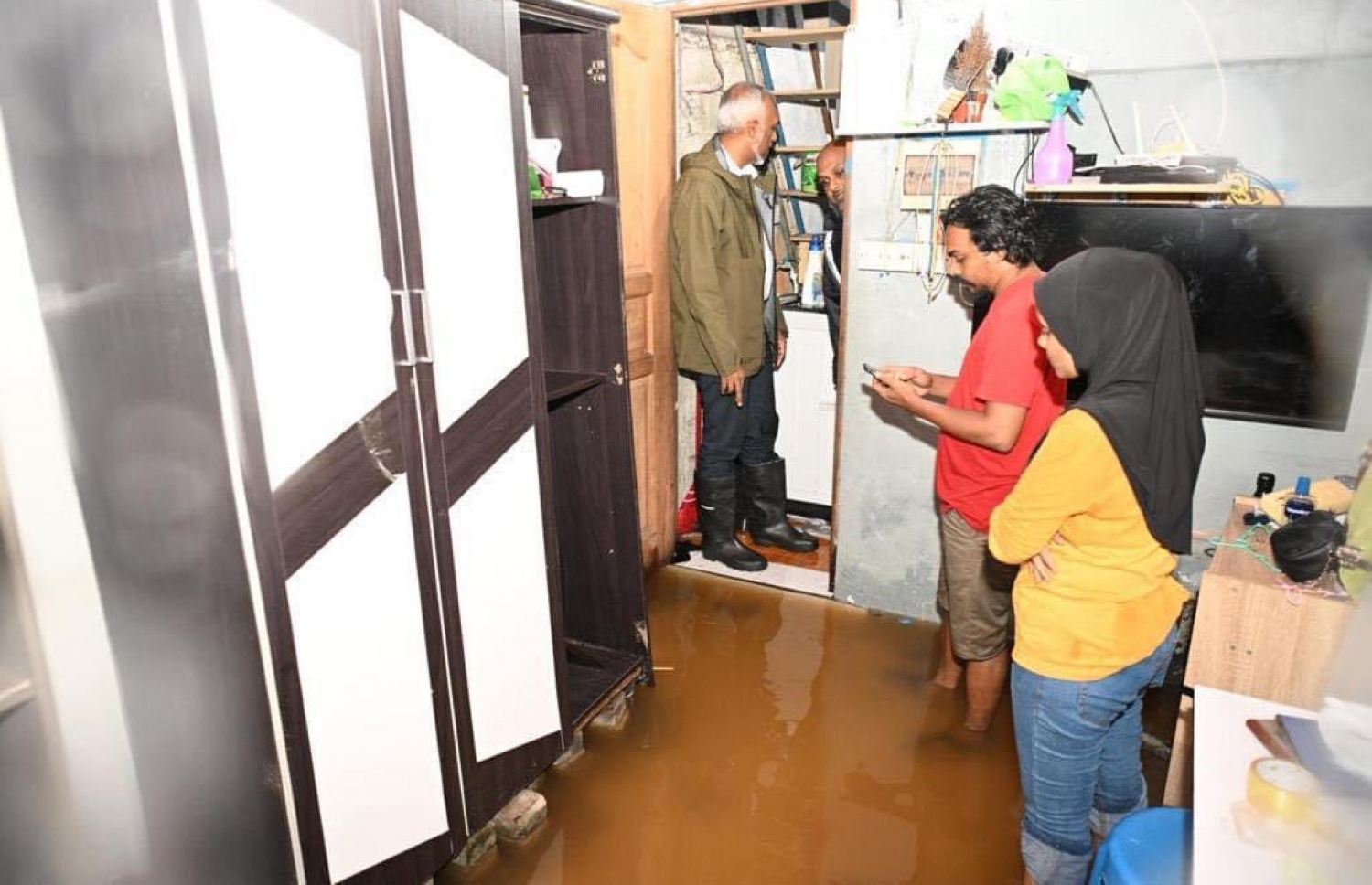 ފެންވަދެ ގެއްލުން ލިބުނު ގެއަކަށް ރައީސް ވަޑައިގެން -- ފޮޓޯ: ސޯޝަލް މީޑިއާ