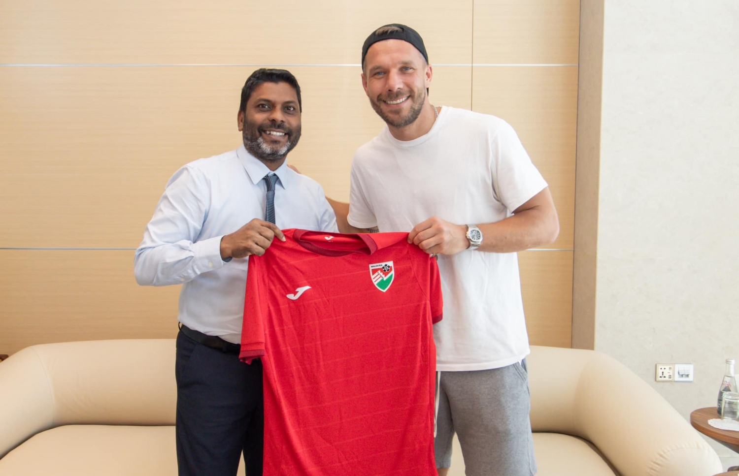 ރާއްޖޭގެ ގައުމީ ފުޓްބޯޅަ ޓީމުގެ ޖޯޒީއެއް،  ޕޮޑޮލްސްކީ (ކ އަށް ) ރާފިއު (ވ) ހަވާލުކޮށް ދެއްވަނީ --- ފޮޓޯ: ސްޕޯޓްސް މިނިސްޓަރު