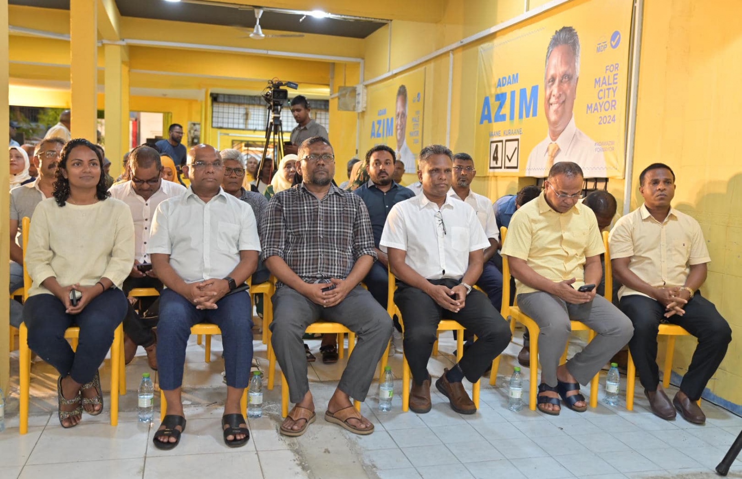މާލޭގެ މޭޔަރުކަމަށް ވާދަކުރައްވާ އާޒިމްގެ ކެމްޕެއިން ޖަލްސާގައި ބައިވެރިވެވަޑައިގެންނެވި އެ ޕާޓީގެ އިސް ބޭފުޅުން.-- ފޭސްބުކް ފޮޓޯ: އާޒިމް ފޯ މޭޔާ