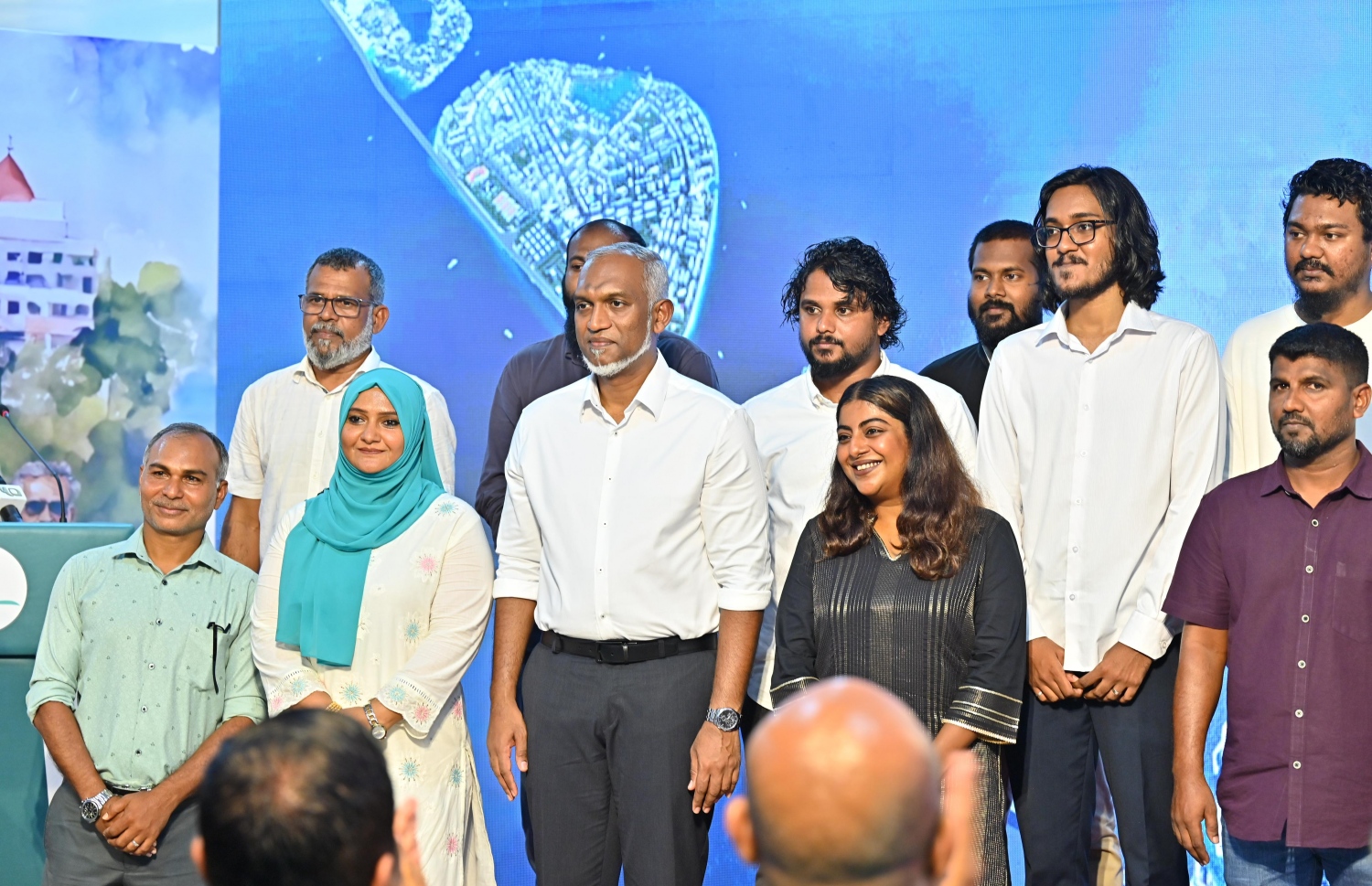 ސަރުކާރު ހިންގާ ޕާޓީ ޕީއެންސީއާ މިރޭ އަލަށް ގުޅުނު ބައެއް މީހުންނާ އެކު، ރައީސް ޑރ. މުއިއްޒު ފޮޓޯފުޅެއް ނަންގަވަނީ.---ފޮޓޯ: ނިޝާން އަލީ| މިހާރު