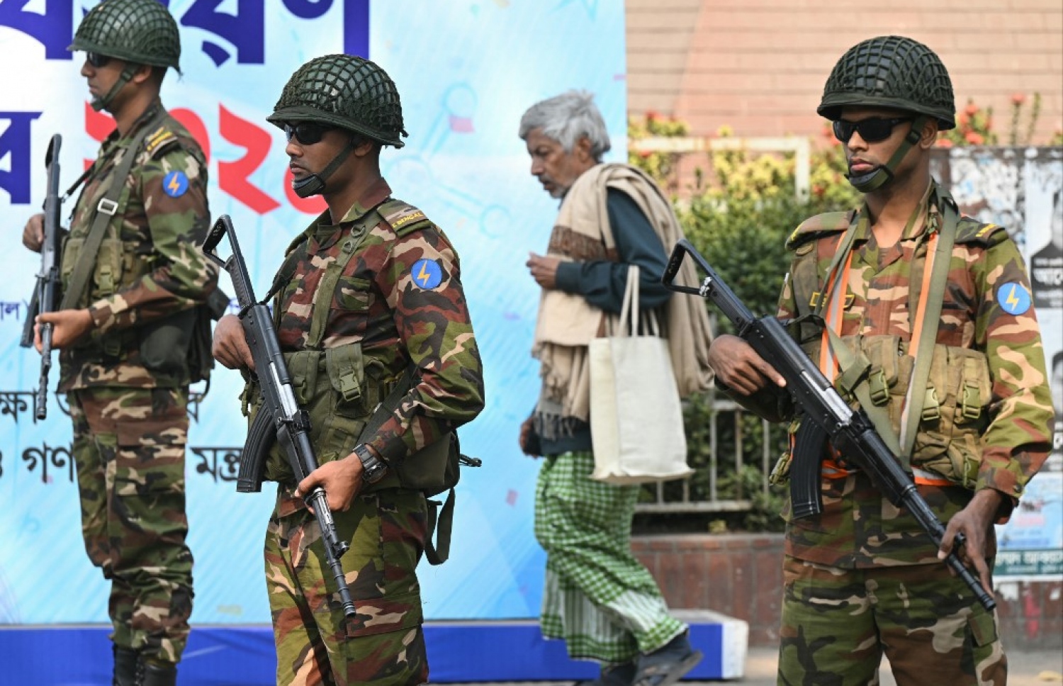 ބަންގްލާދޭޝްގެ އާންމު އިންތިހާބާ ދިމާކޮށް ސިފައިން މަގުމަތީގައި ފޯރިމަރަނީ. -- ފޮޓޯ: އޭއެފްޕީ