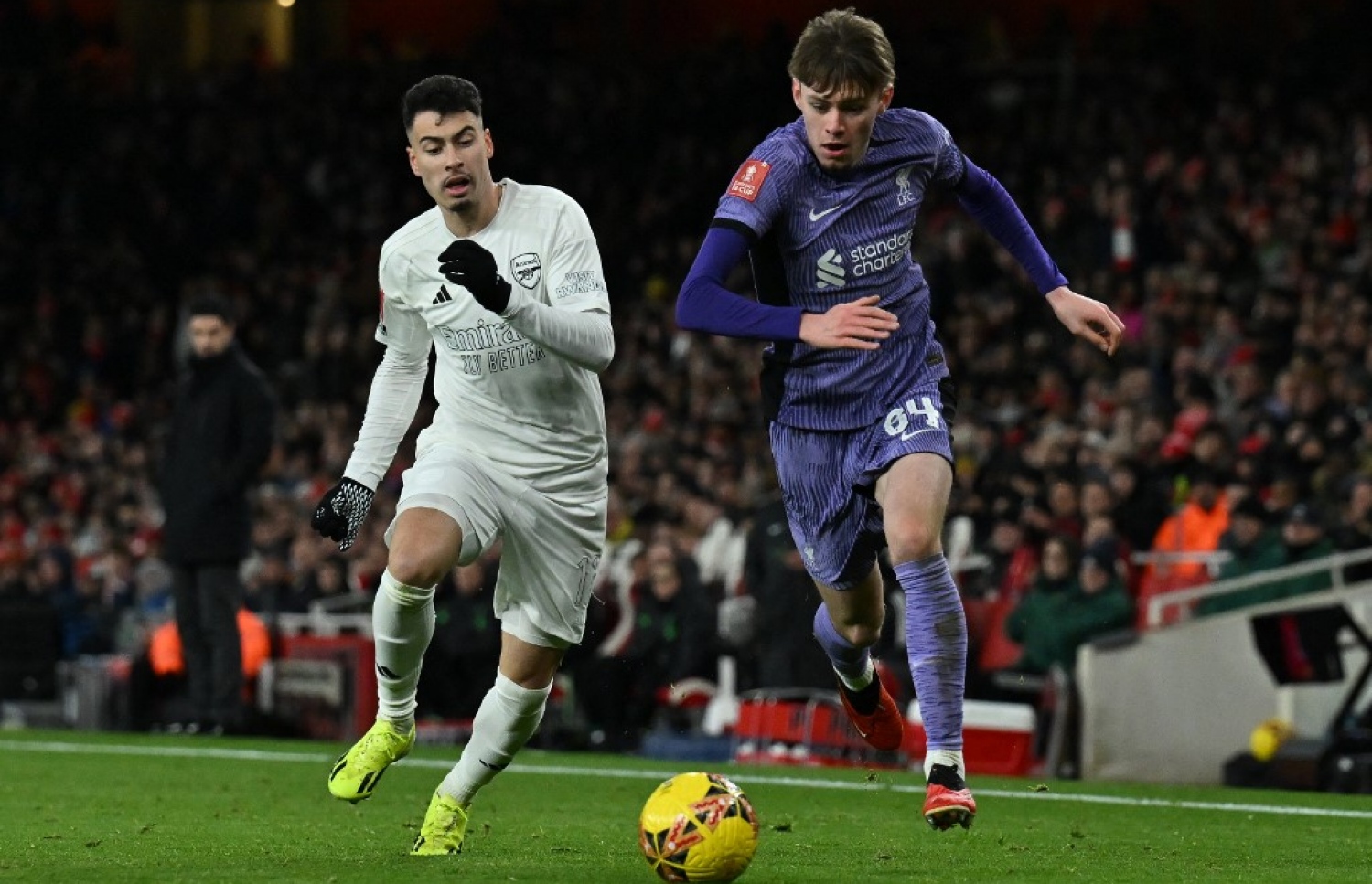 އާސެނަލް އާއި ލިވަޕޫލް ރޭ ބައްދަލުކުރި މެޗުގެ ތެރެއިން.-- ފޮޓޯ: އޭއެފްޕީ