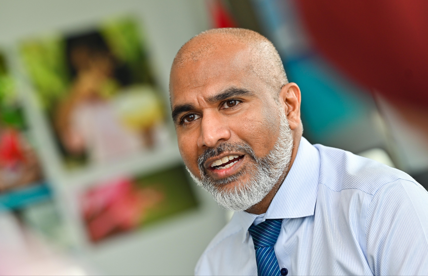 އެޑިއުކޭޝަން މިނިސްޓަރު ޑރ. ޝަފީއު، "މިހާރު" އަށް އިންޓަވިއު ދެއްވަނީ.-- ފޮޓޯ: ފަޔާޒު މޫސާ/ މިހާރު