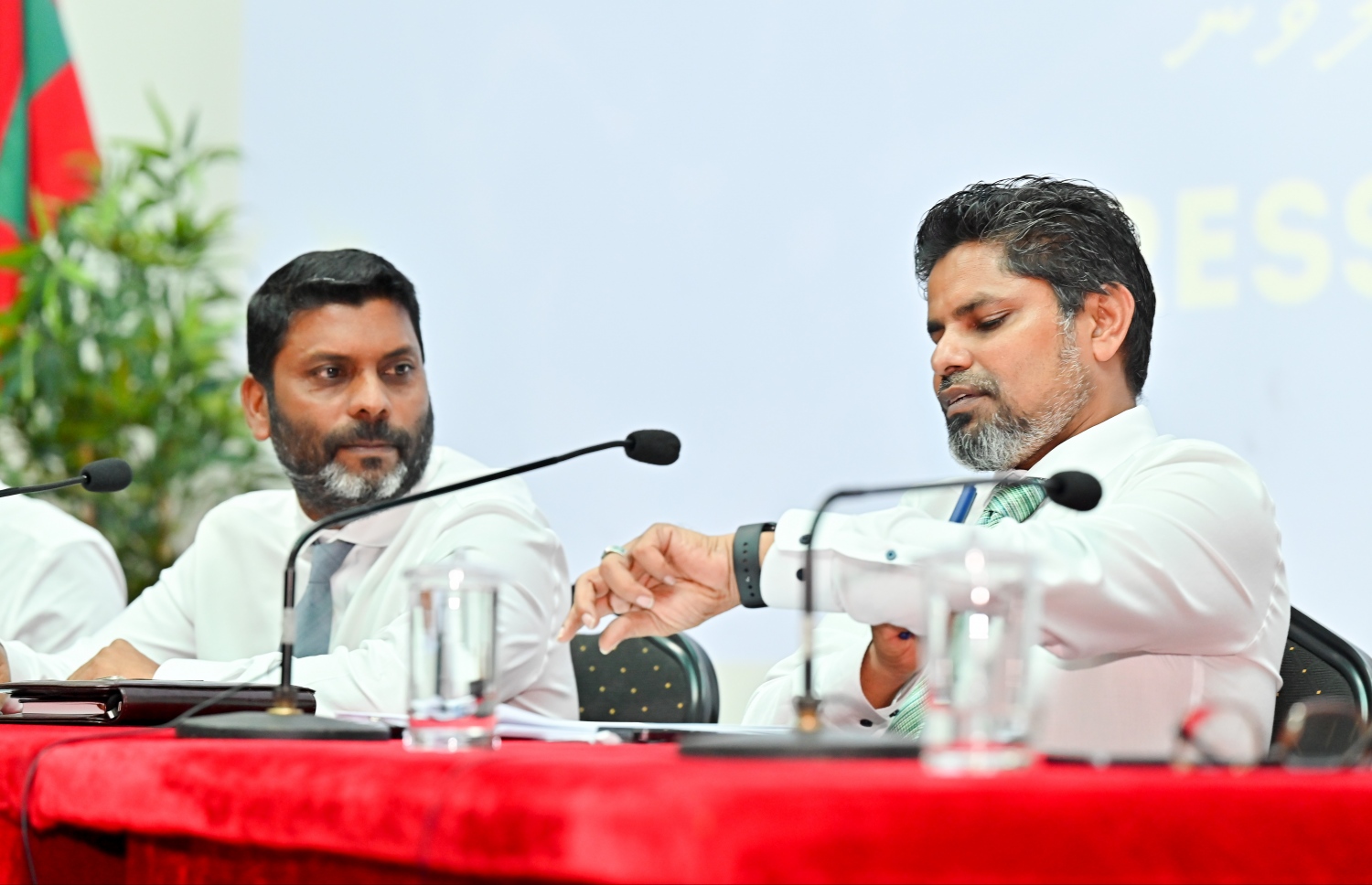 ސްޕޯޓްސް ކޮމިޝަނާ މުހައްމަދު ތޮލާލް، (ކ) ސްޕޯޓްސް މިނިސްޓަރު އަބްދުﷲ ރާފިއު އާ އެކު: ކުރިން ބޭއްވި ޕްރެސް ކޮންފަރެއްސެއްގައި --- ފައިލް ފޮޓޯ: ސްޕޯޓްސް މިނިސްޓްރީ