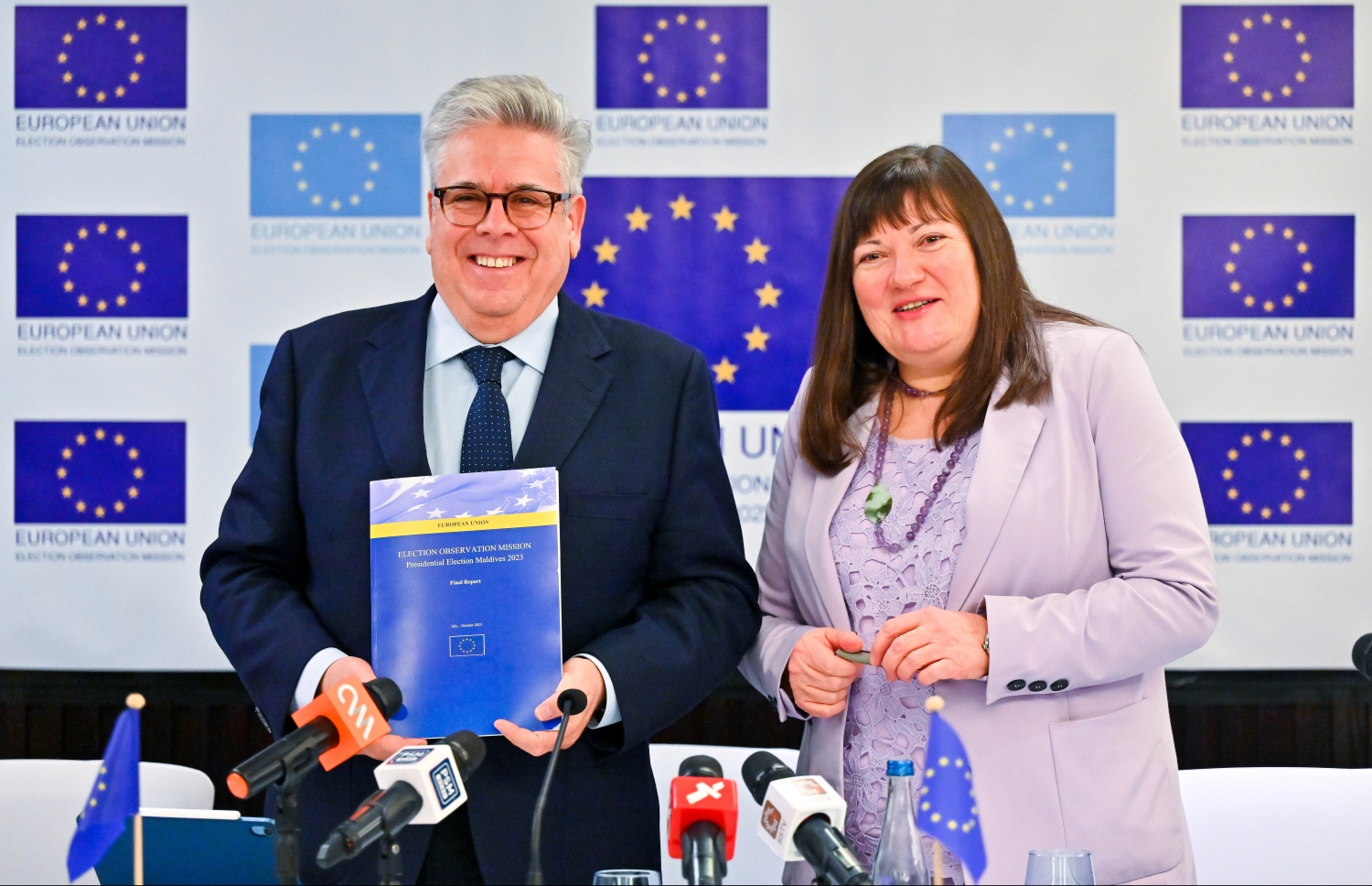 އީޔޫގެ އޮބްޒަވޭޝަން މިޝަންގެ ފައިނަލް ރިޕޯޓު ހާމަކުރުމަށް މިއަދު ބޭއްވި ނޫސްވެރިންގެ ބައްދަލުވުމުގައި އެ މިޝަންގެ ޗީފް އޮބްޒާވަރު އަދި ސްޕެއިންގެ އީޔޫ ޕާލިމަންޓު މެމްބަރު ނާޗޯ ސަންޗޭޒް އަމޯ މައުލޫމާތު ދެއްވަނީ. --ފޮޓޯ: ފަޔާޒް މޫސާ | މިހާރު