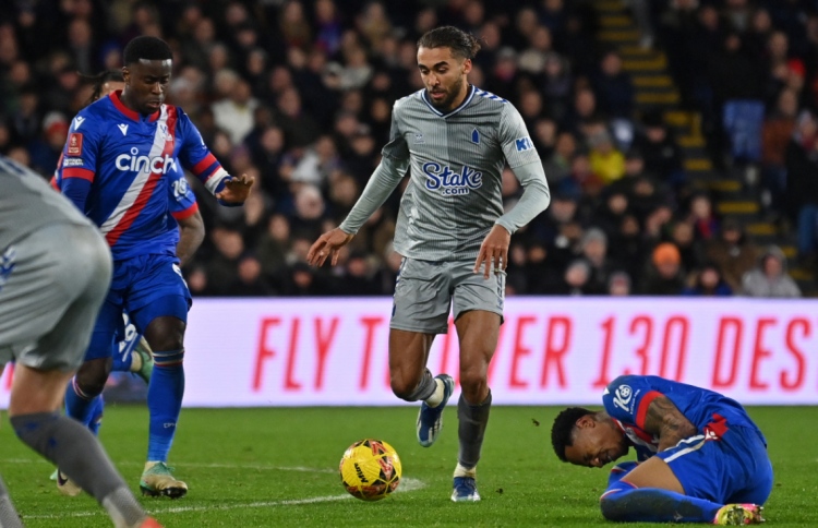 ކެލްވާޓް ލެވީން އަށް ދެއްކި ރަތް ކާޑު މާފުކޮށްދީފި