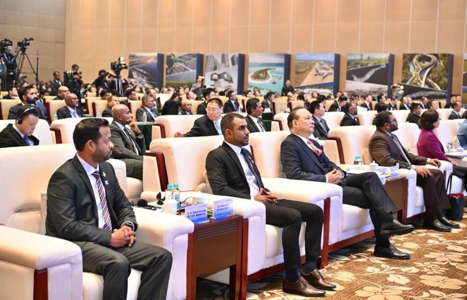 ޗައިނާގައި މިދިޔަ އަންގާރަ ދުވަހު ބޭއްވި މޯލްޑިވްސް އިންވެސްޓްމަންޓް ފޯރަމްގައި މިނިސްޓަރު ފައިސަލް އާއި އެހެން ބައެއް ވަޒީރުން.