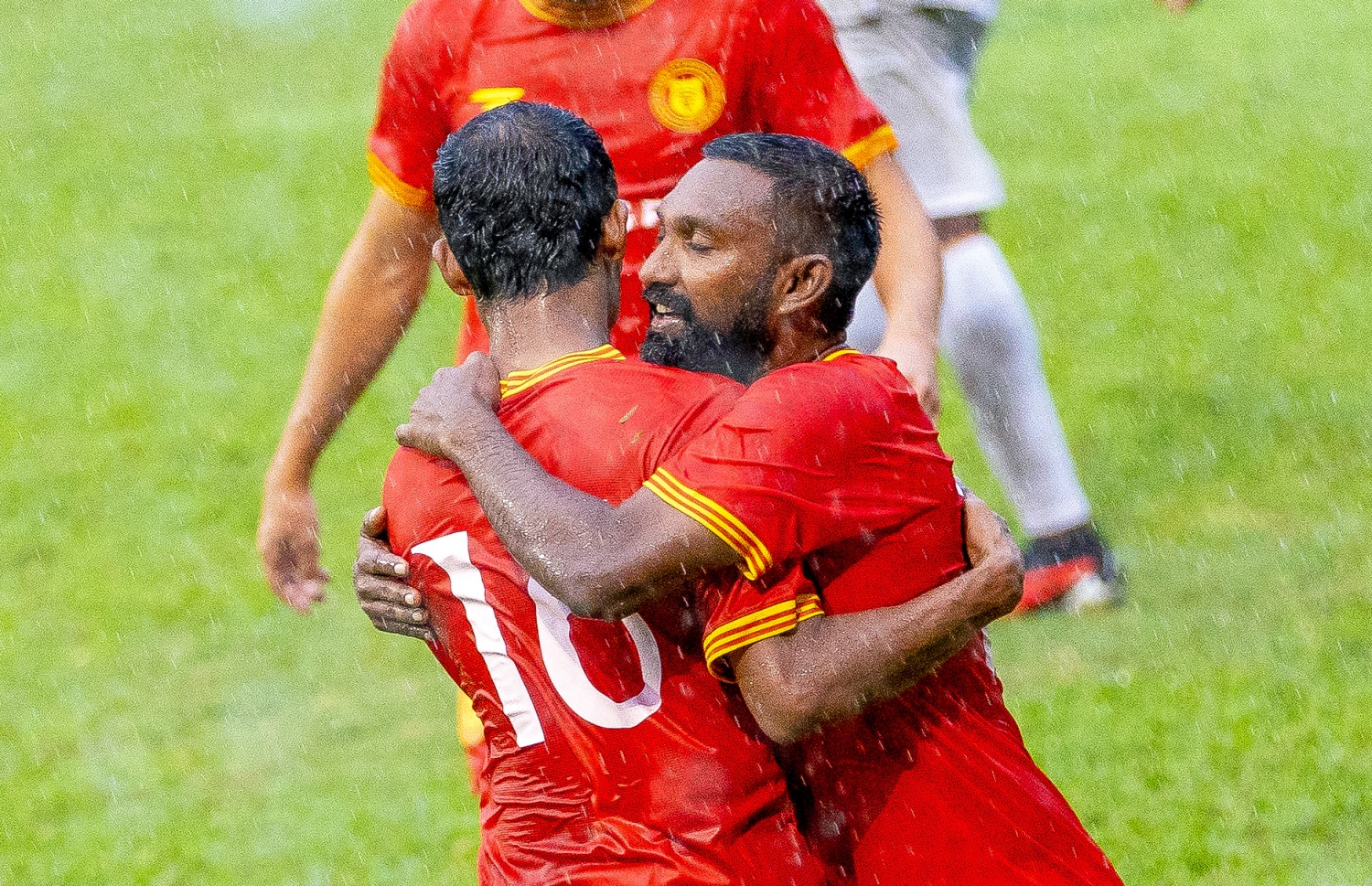 އުމެއިރު، އިއްޔެގެ މެޗުގައި ގޯލު ޖެހުމަށްފަހު އުފާފާލު ކުރަނީ.-- ފޮޓޯ: މިހާރު