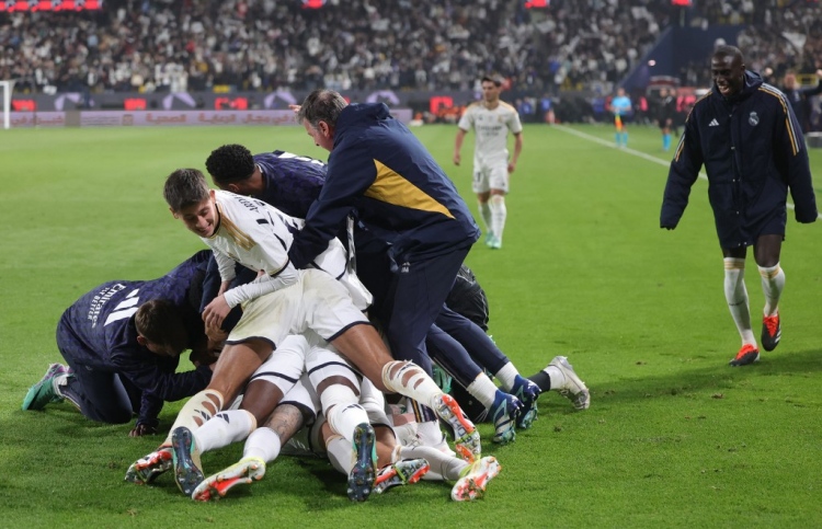 އަންޗެލޮޓީގެ ތައުރީފް ބަދަލު ކުޅުންތެރިންނަށް