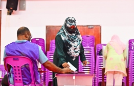 Voting during today's City Council by-election.-- Photo: Nishan Ali / Mihaaru