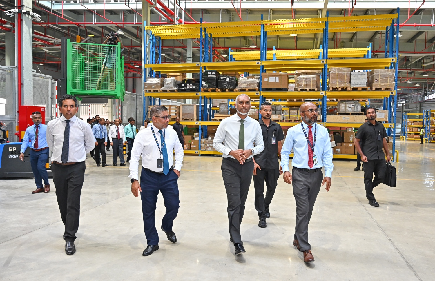 އާ ކާގޯ ޓާމިނަލް ހުޅުވައިދެއްވުމަށްފަހު ރައީސް ޑރ. މުހައްމަދު މުއިއްޒު އެ ތަން ބައްލަވާލަނީ: ކާގޯ ޓާމިނަލް އިން ދޭ ހިދުމަތް އިތުރަށް ފުޅާކުރައްވަން ރައީސް ވަނީ ނިންމަވައިފައި -- ފޮޓޯ: ނިޝާން އަލީ/ މިހާރު