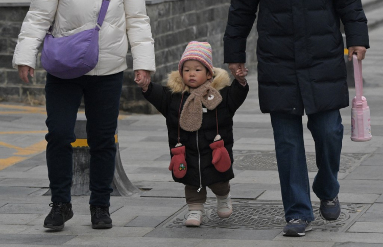 ޗައިނާގައި 3 އަހަރުން ދަށުގެ ކުދިންނަށް 500 ޑޮލަރު