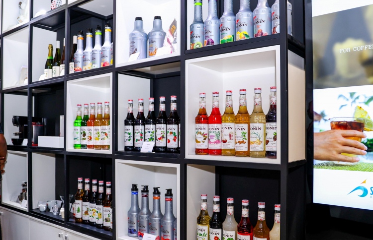 ސިމްޑީ ރެސޫއަށް "މޮނިން"ގެ ޕްރޮޑަކްޓުތައް