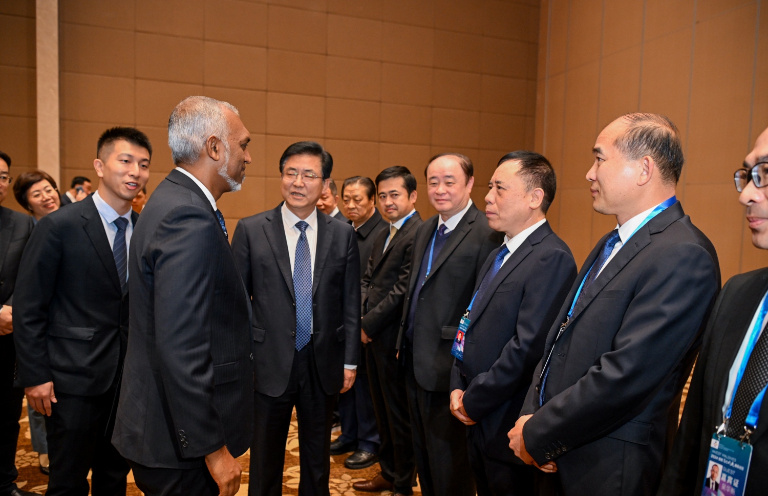 ރާއްޖެ އިން ޗައިނާގައި މިދިޔަ ހަފުތާގައި ބޭއްވި އިންވެސްޓްމަންޓް ފޯރަމްގައި ރައީސް ޑރ. މުއިއްޒު ބައެއް ބޭފުޅުންނާ ވާހަކަ ދައްކަވަނީ.