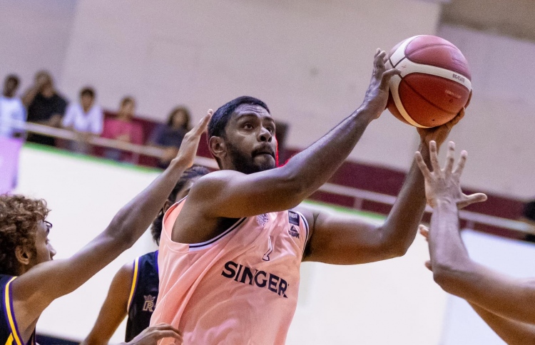 ކިންގްސް އާއި ޓީރެކްސް ފެށީ  ވަރުގަދަކޮށް