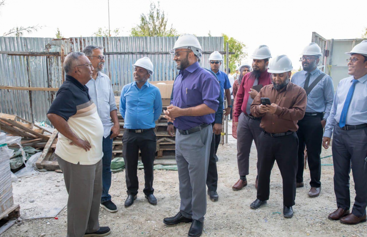 މަޝްހޫރު ވިޔަފާރިވެރިޔާ ގަދަގޭ އަހުމަދު ސަލީމާއި އޭނާގެ އާއިލާގެ ފަރާތުން އިމާރާތްކުރާ މިސްކިތާ ގުޅޭ މައުލޫމާތު އޭނާ މިނިސްޓަރު ޝަހީމަށް އިއްޔެ ދެއްވަނީ.---ފޮޓޯ: އިސްލާމިކް މިނިސްޓްރީ