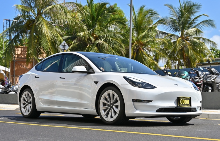 ދިރާގު ޕްރޮމޯޝަނުގައި ދޭ ޓެސްލާ ކާރު ގެނެސްފި