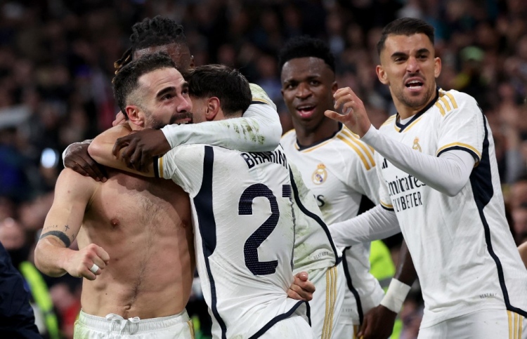 ފަހަތުން އަރައި މޮޅުވެ ރެއާލަށް މުހިއްމު ތިން ޕޮއިންޓް