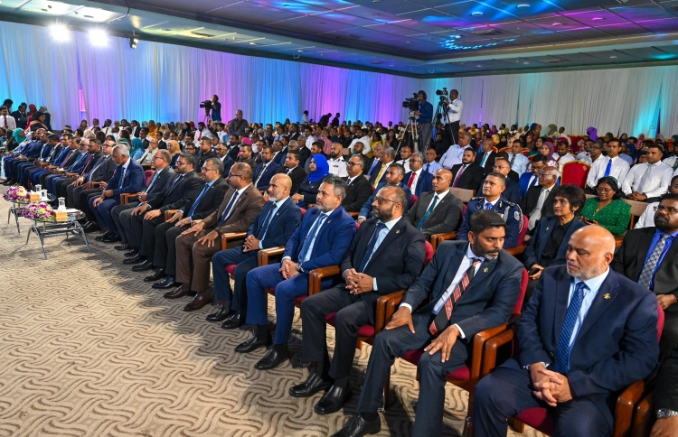 ރައީސާއި ވަޒީރުން ރައްޔިތުންގެ ކުރިމައްޗަށް!