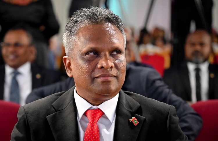 ޕްރޮޖެކްޓުތައް މިނިސްޓްރީއަށް ދިނީ މެނޭޖުކުރަން:އާޒިމް