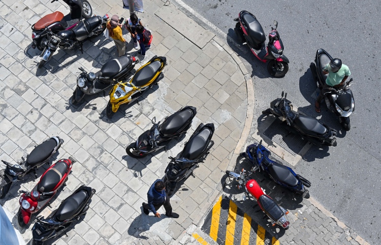 ދެ ސަރަހައްދެއްގައި ޓޯޔާޑު ހަދައި ވެހިކަލްތައް ގެންދަނީ