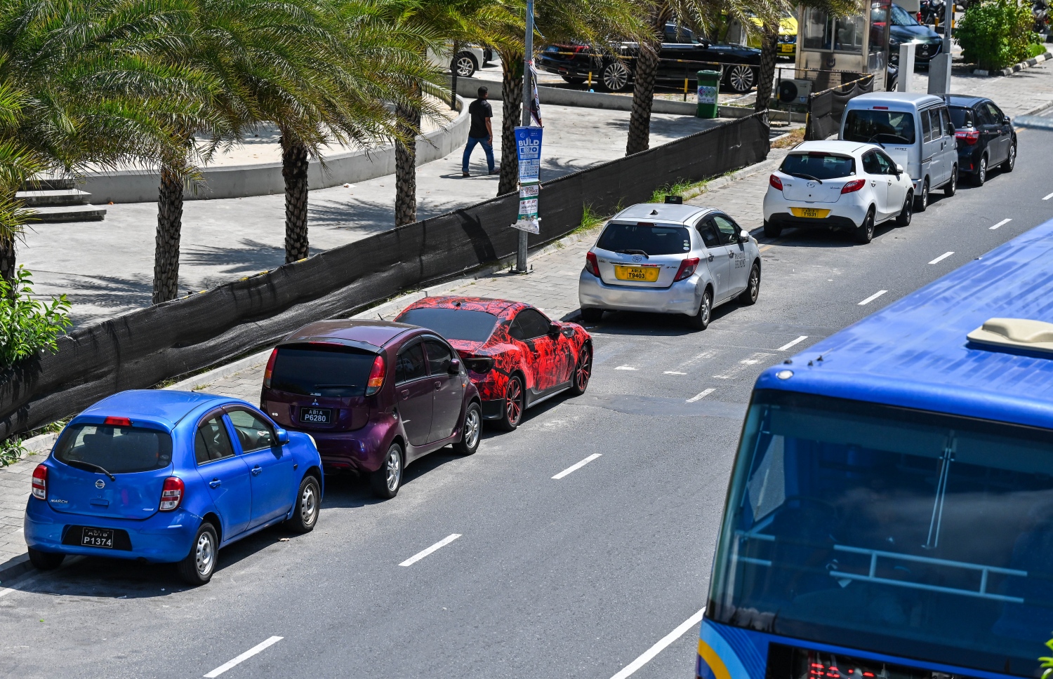 ސަލްމާން މިސްކިތުގެ ބޭރުގައި އޮންނަ ބޮޑުތަކުރުފާނު މަގުގައި ޕާކުކޮށްފައި: މިތަނުގައި ޕާކިން ޒޯނެއް ވެސް އޮވޭ-- ފޮޓޯ: ފަޔާޒު މޫސާ | މިހާރު