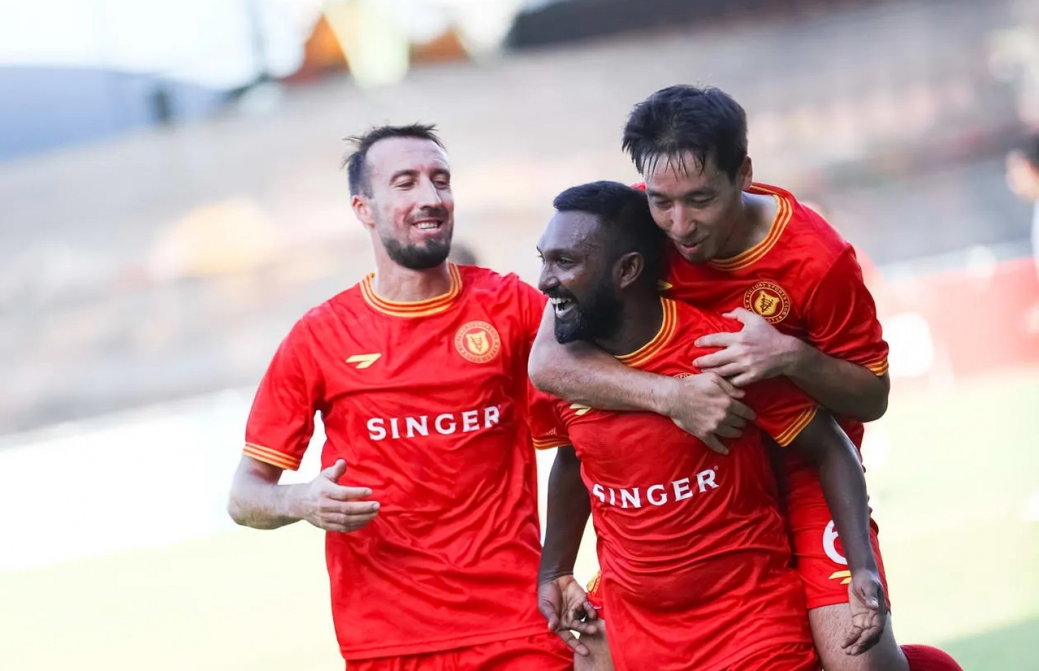 އުމެއިރު، ލެގޫންސް ކޮޅަށް ވިކްޓަރީގެ ދެވަނަ ގޯލު ޖެހުމަށް ފަހު އުފާފާލު ކުރަނީ.-- ފޮޓޯ: އަދަދު