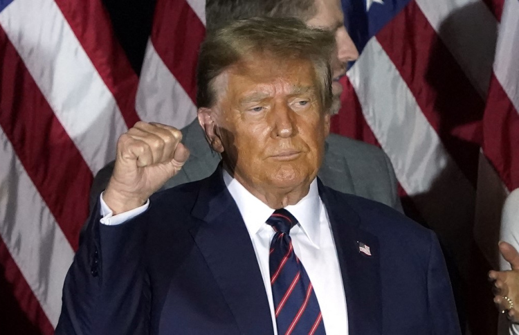 ޓްރަމްޕް އަވަހާރަކޮށްލަން އުޅުނު މީހުންނަށް ދައުވާކޮށްފި