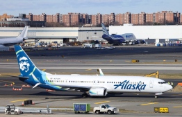 A Boeing 737-900er passengers aircraft of Alaska Airlines on its way to San Francisco is seen before take-off at John F. Kennedy Airport on January 8, 2024. The US Federal Aviation Administration on January 21, 2024 has recommended that airlines inspect door plugs on Boeing 737-900ER jets after a blowout on another type of aircraft with a similar mid-cabin exit earlier this month. -- Photo: Charly Triballeau / AFP