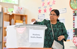 A woman voting for Central Maafannu constituency in the PNC/PPM's primary election on Saturday, January 27, 2024 -- Photo: Nishan Ali / Mihaaru