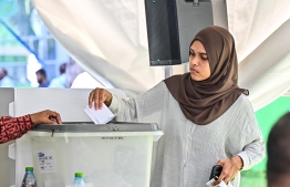 A woman voting for the PNC/PPM's primary election on Saturday, January 27, 2024 -- Photo: Nishan Ali / Mihaaru