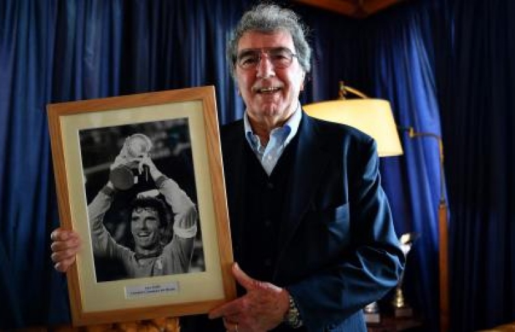 އިޓަލީގެ ލެޖެންޑް ޒޮފްގެ އަންގި އަހަރެއްފަހުން ފެނިއްޖެ