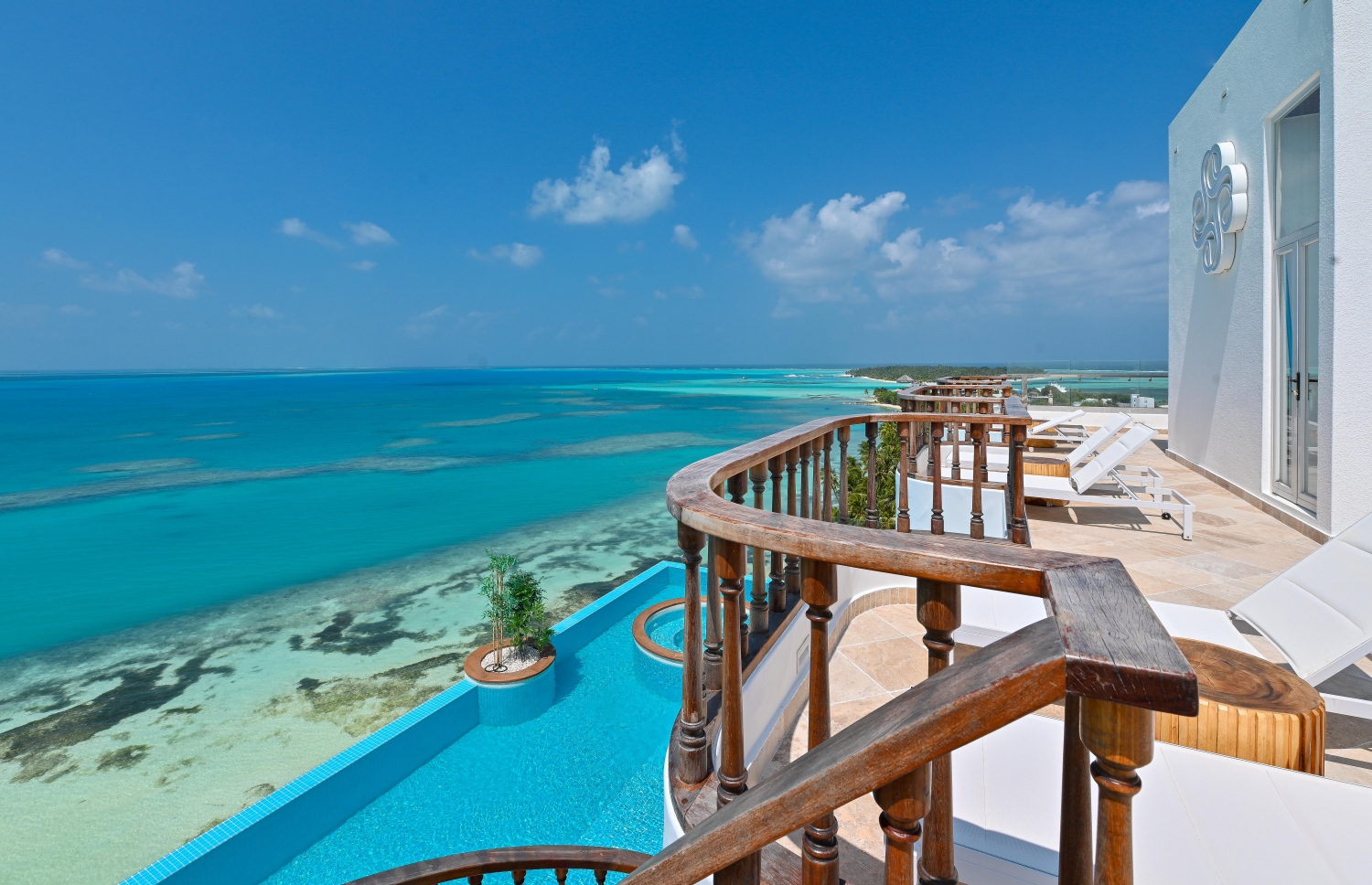 ލޯކަލް ޓޫރިޒަމްގެ ރަށެއްގެ ހިތްގައިމު ހޮޓަލެއްގައި ހުރެގެން ރަށުގެ ހިތްގައިމުކަން ބަލާލެވޭނެ ގޮތައް ހަދާފައިވާ ރޫފްޓޮޕް ޓެރަސްއެއް.--- ފައިލް ފޮޓޯ: ފަޔާޒު މޫސާ | މިހާރު