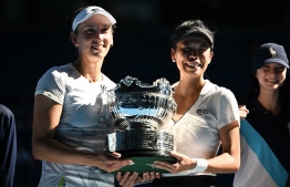 Taiwan's Su-wei Hsieh (R) and Belgium's Elise Mertens pose with the trophy after victory against Ukraine's Lyudmyla Kichenok and Latvia's Jelena Ostapenko during their women's doubles final match on day 15 of the Australian Open tennis tournament in Melbourne on January 28, 2024. -- Photo: Anthony Wallace/ AFP
