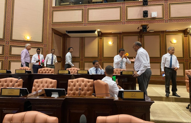 ރުހުން ދިނުމުގެ ޖަލްސާ މެދުކަނޑާލައިފި