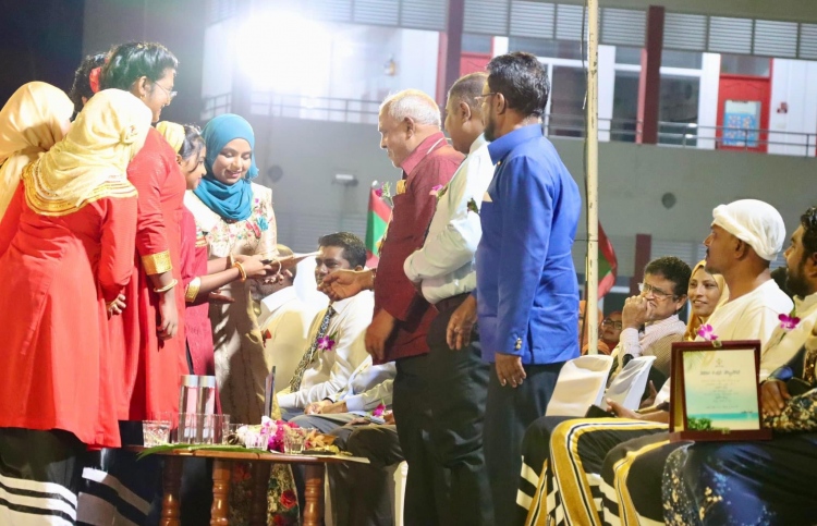 އަފީފުގެ ލޮލުން ކަރުނަ: މިއީ ދަރިންގެ ސަޕްރައިޒެއް!