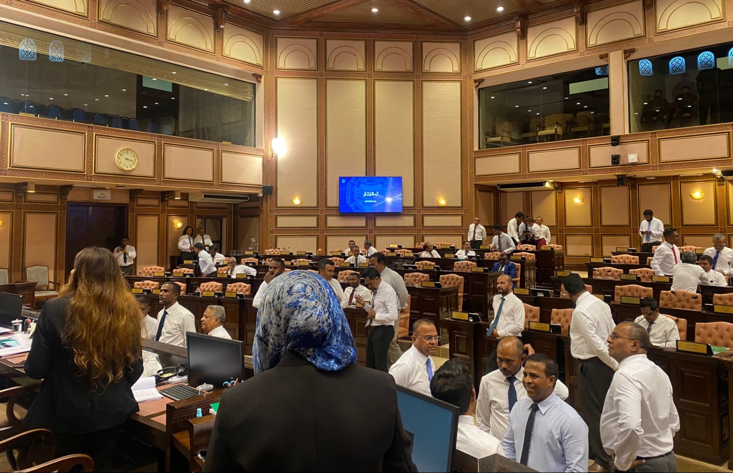 .މިއަދުގެ ޖަލްސާ ފެށުމަށް ބައެއް މެންބަރުން ހުރަސް އަޅަނީ