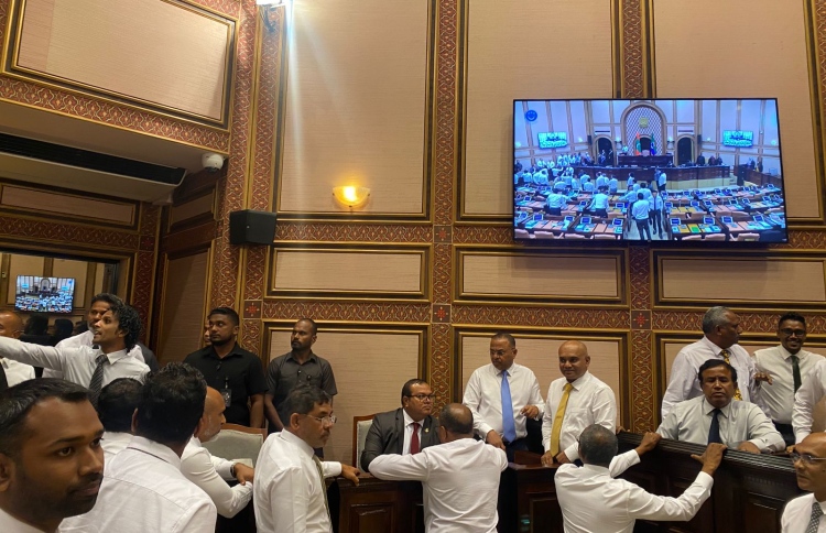 ރައީސް ބޭނުންފުޅުވަނީ ސަރުކާރަށް ހުރަސްނާޅާ މަޖިލީހެއް