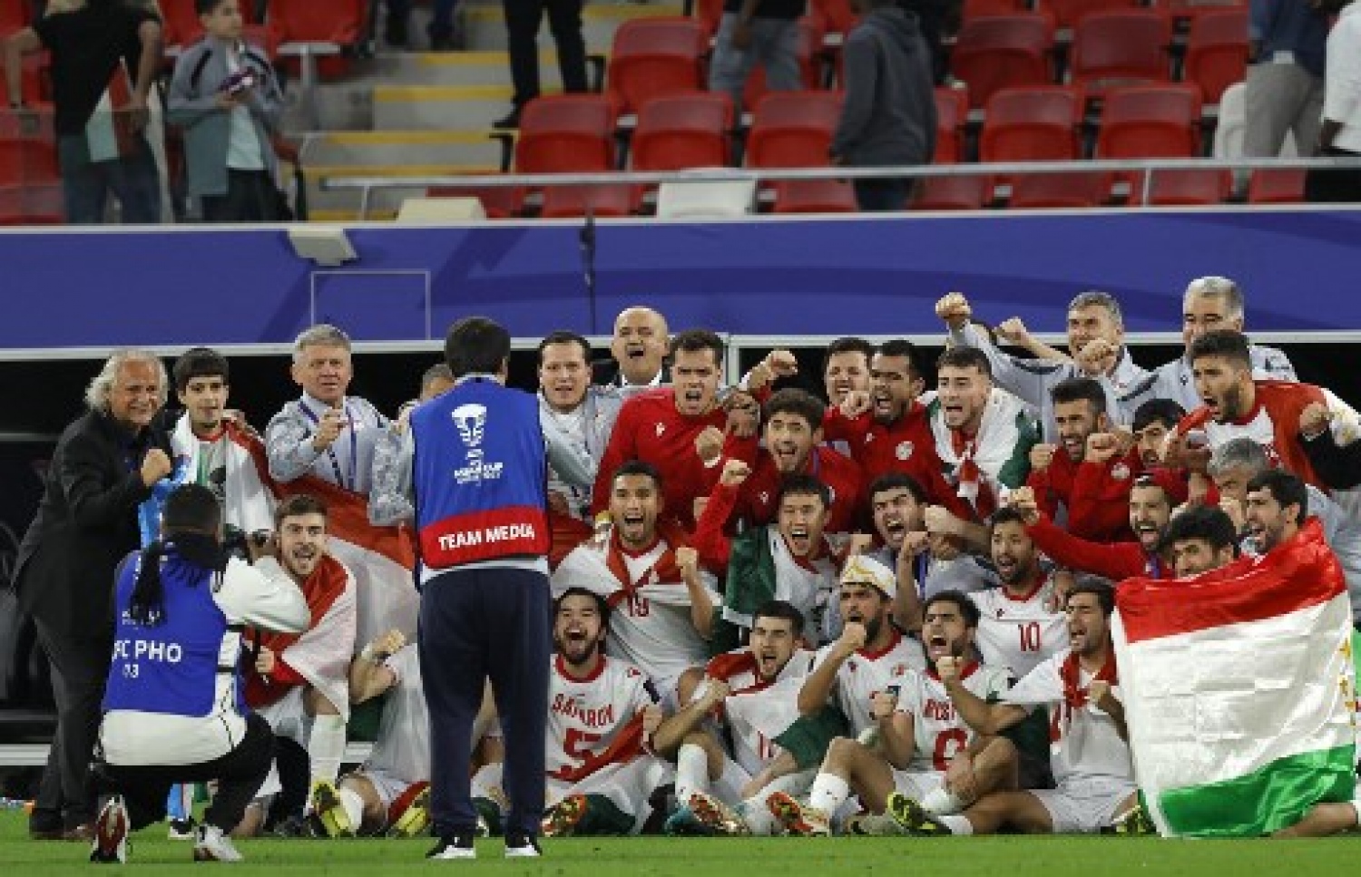 މެޗަށް ފަހު ތަޖިކިސްތާނުގެ ޓީމު އުފާފާޅު ކުރަނީ: އެ ޓީމު އޭޝިއަން ކަޕްގައި ވާދަ ކުރަނީ މުޅިން އަލަށް --- ފޮޓޯ: އޭއެފްޕީ