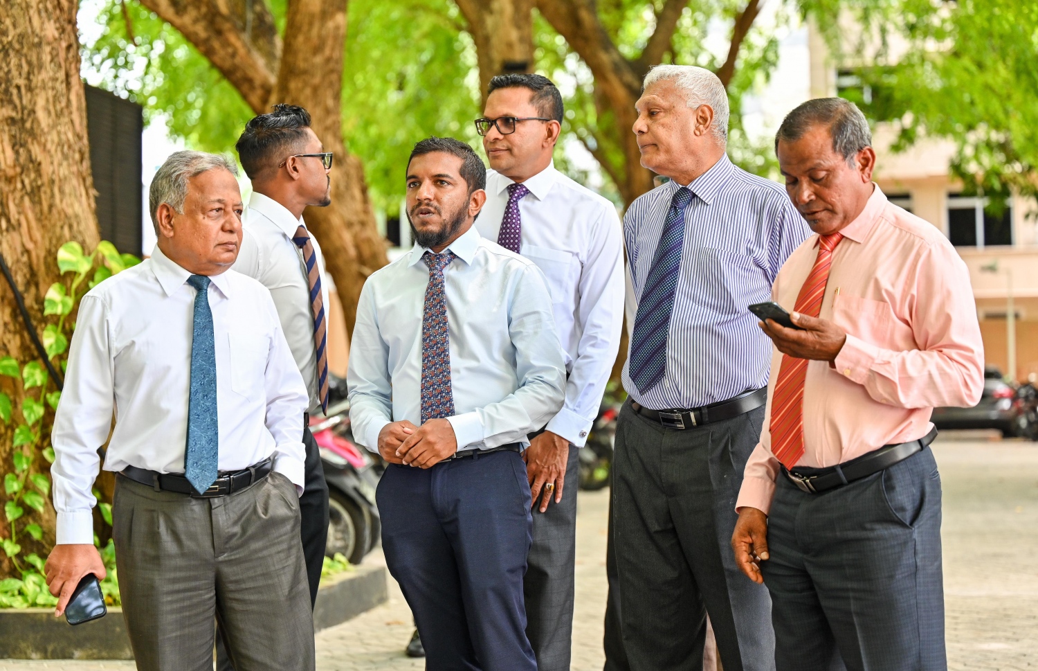 ޕީޕީއެމް/ޕީއެންސީގެ ބައެއް މެމްބަރުންނާ އެކު މައިނޯރިޓީ ލީޑަރު މޫސާ ސިރާޖު.-- ފޮޓޯ: ފަޔާޒް މޫސާ / މިހާރު