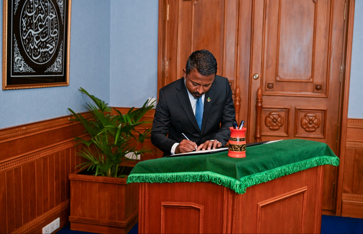 އުޝާމް، ބަންޑާރަ ނައިބުގެ ހުވާ ދެވަނަ ފަހަރަށް ކުރެއްވުމަށް ފަހު، މަގާމުގެ ލިޔުމުގައި ސޮއި ކުރައްވަނީ