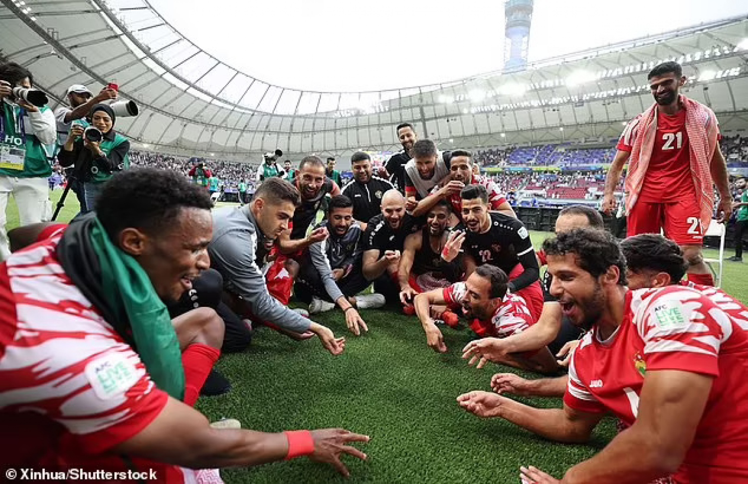 ފުރަތަމަ ހާފުގައި ލަނޑު ޖެހުމަށް ފަހު، އުރުދުންގެ ކުޅުންތެރިން "ވިނަ ކާ"ކަން ދެއްކުމުގެ ގޮތުން އުފާފާޅު ކުރަނީ --- ފޮޓޯ: ޒިންހުއާ