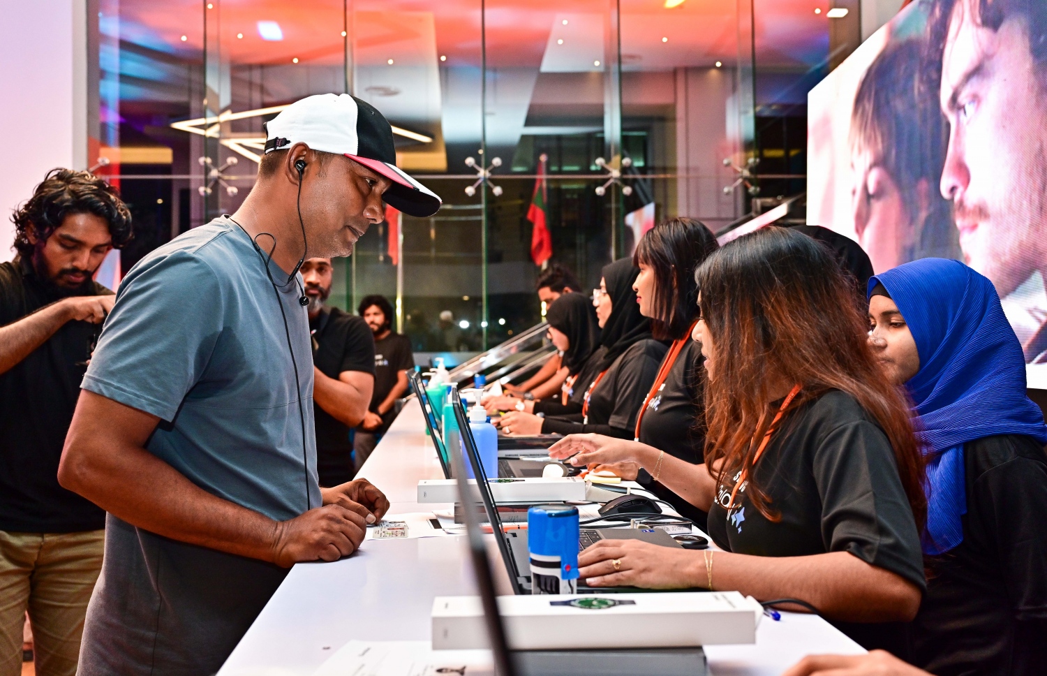 ފޯނުތައް ޕްރީ އޯޑަރުކުރި ކަސްޓަމަރުންނަށް ފޯނުތައް ހަވާލު ކުރަނީ. -- ފޮޓޯ: ފަޔާޒް މޫސާ | މިހާރު