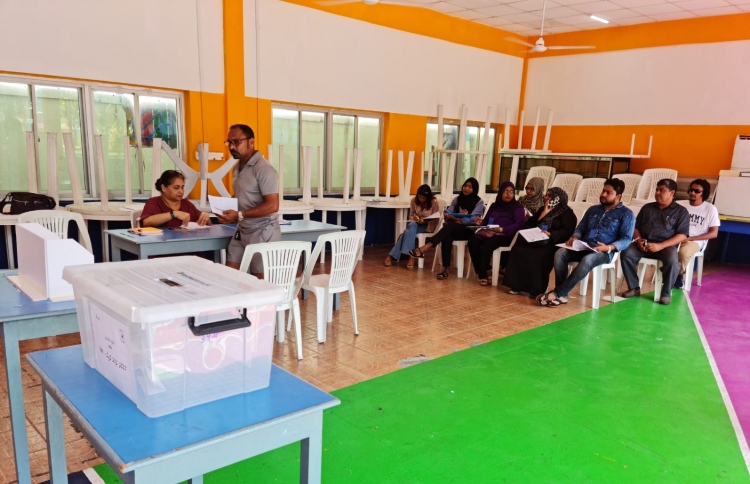 ފިރުޝާން އާއި އައިކޮއަށް ޑިމޮކްރެޓްސްގެ ޓިކެޓު